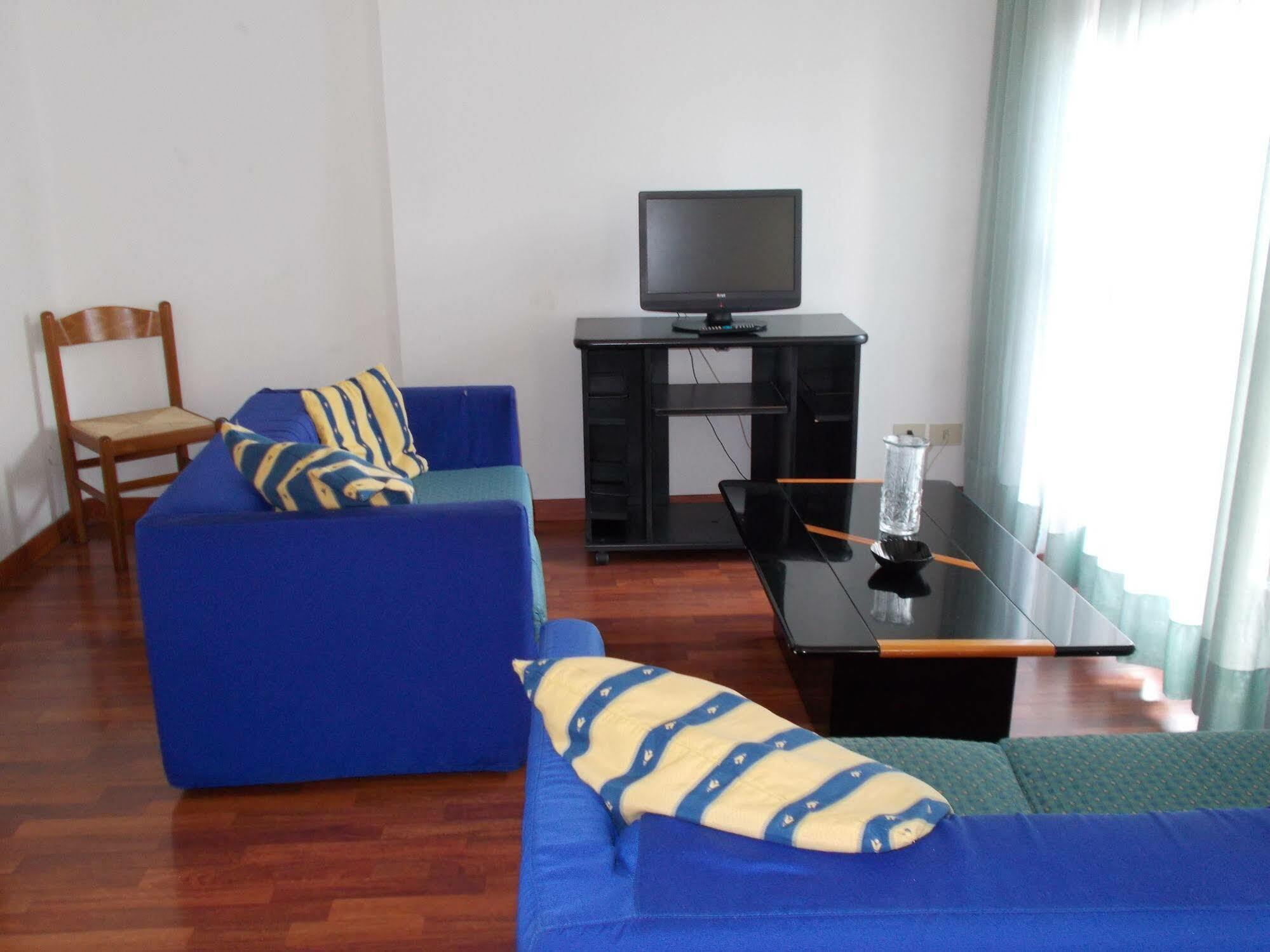 Residence Pola Milan Bagian luar foto