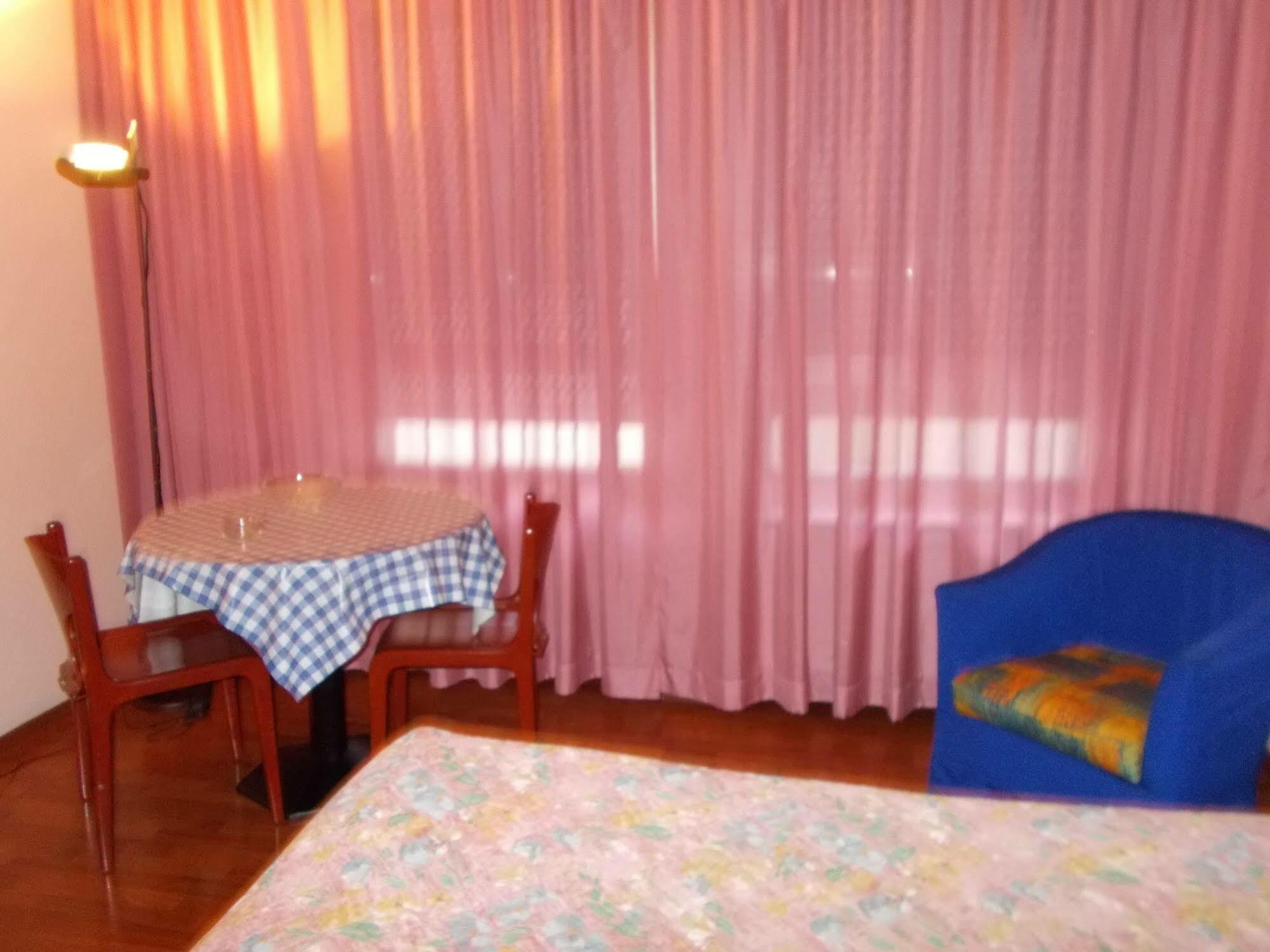 Residence Pola Milan Bagian luar foto