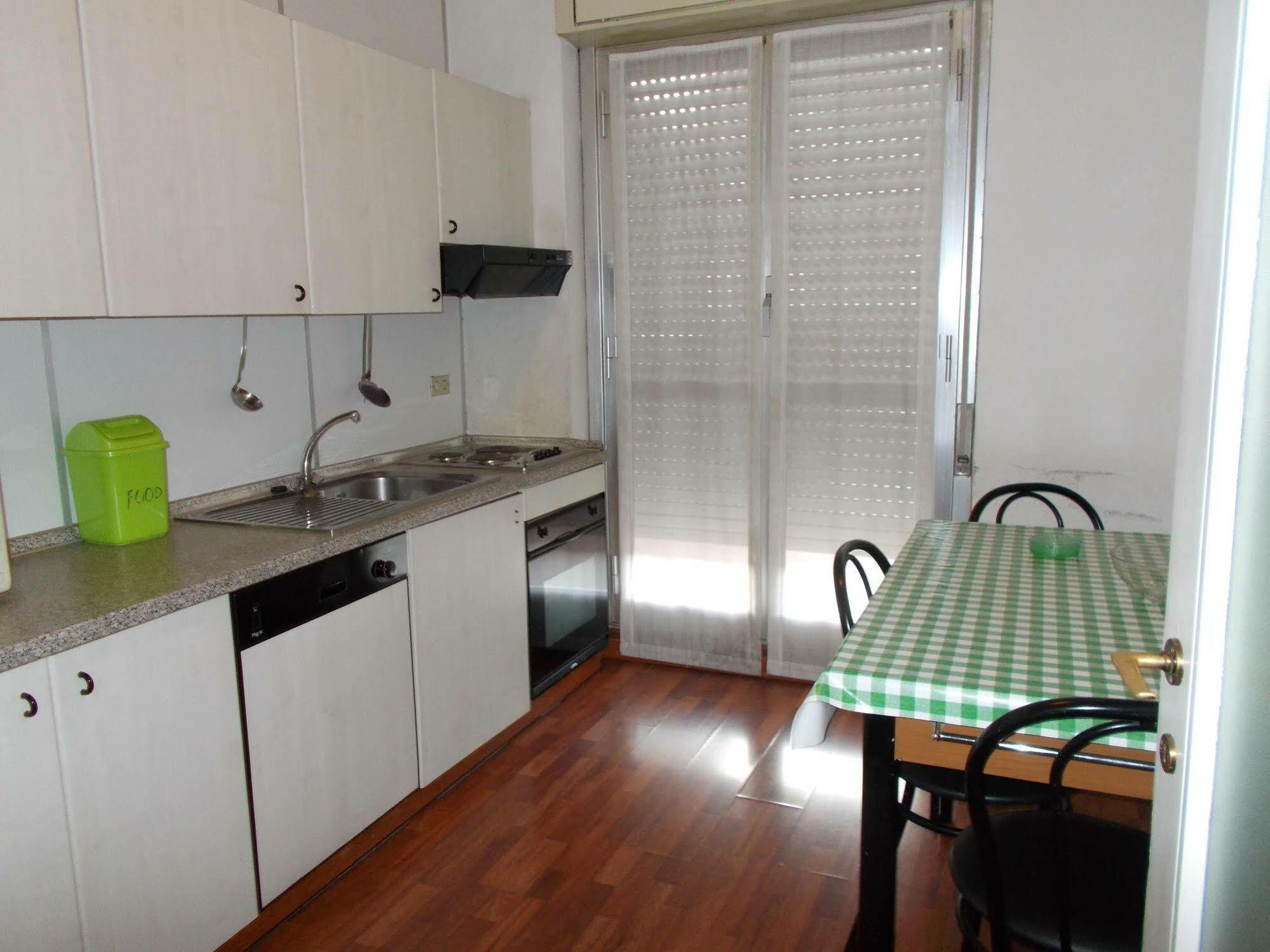 Residence Pola Milan Bagian luar foto